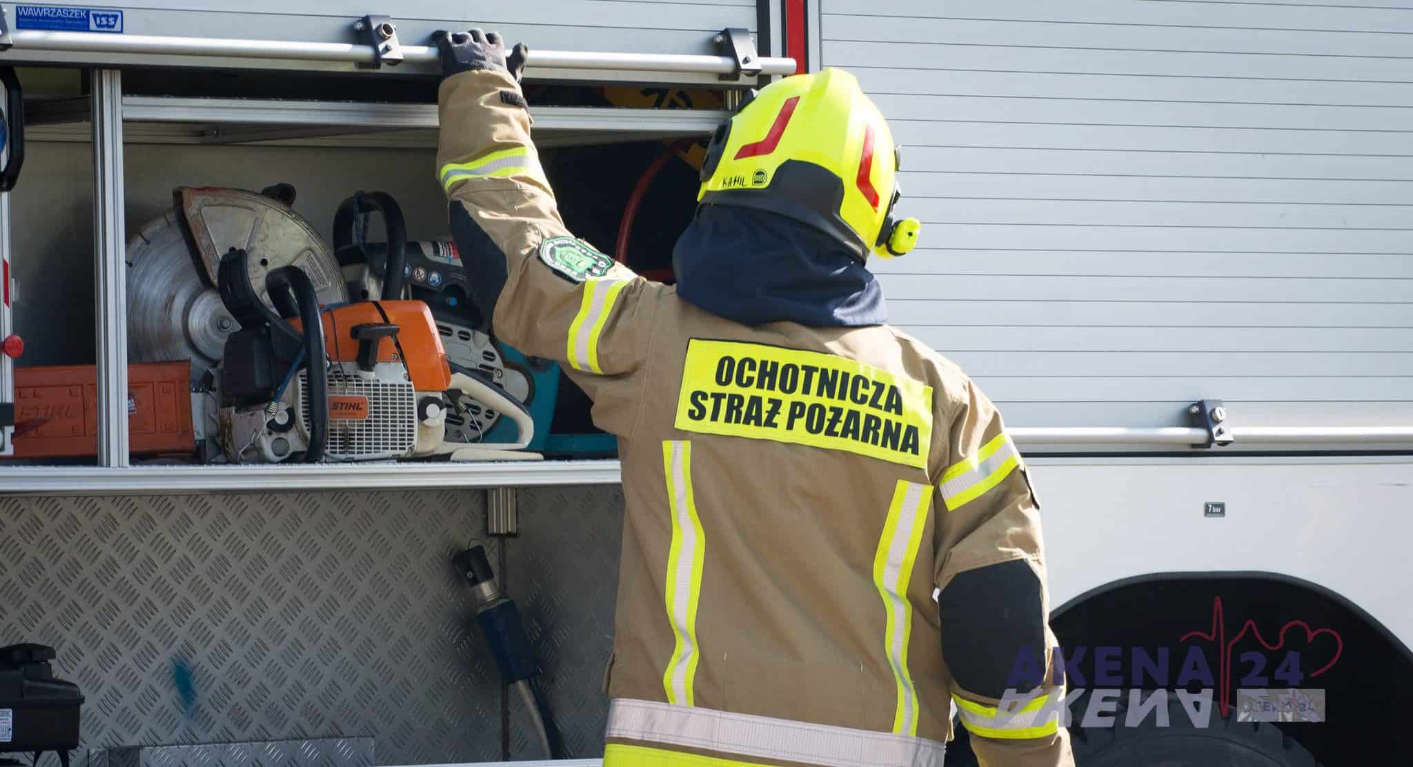 Powalone drzewo blokuje drogę – strażacy w akcji
