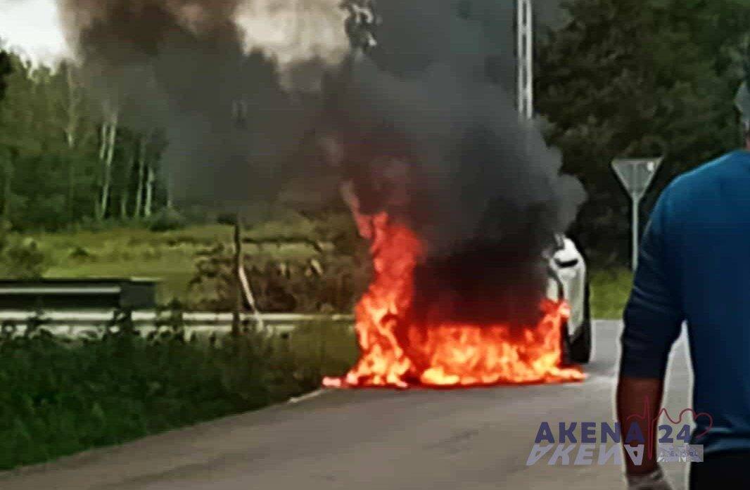Samochód w ogniu! Strażacy w akcji