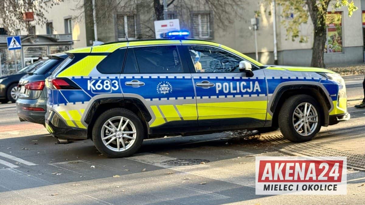 Zderzenie dwóch aut na Alei Niepodległości w Mielcu. Jedna osoba trafiła do szpitala