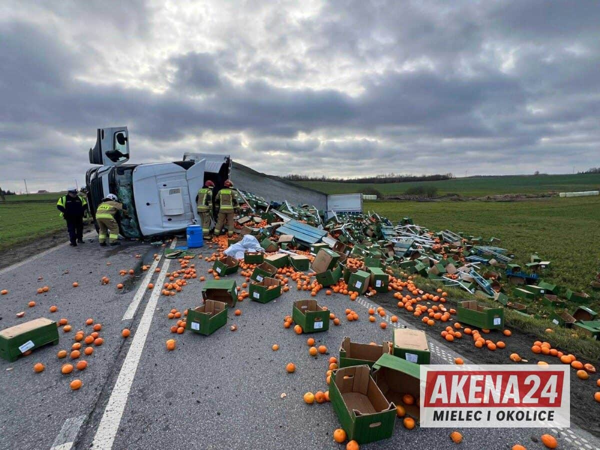 19-latek z powiatu mieleckiego przewrócił ciężarówkę. 18 ton cytrusów na drodze [FOTO]