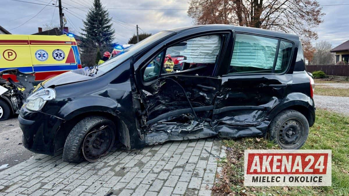 Zderzenie dwóch samochodów. Droga zablokowana! [FOTO]