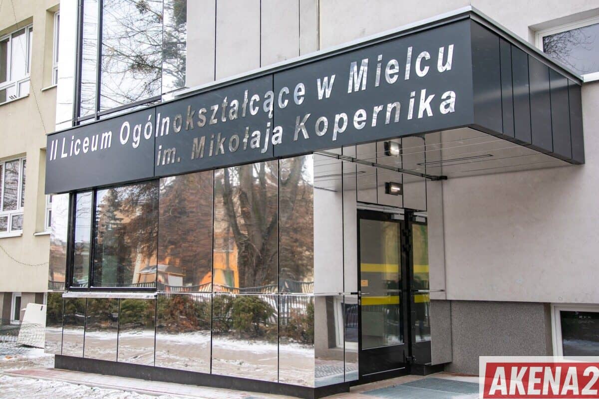 Nowe inwestycje w II LO w Mielcu. Poprawiono dostępność