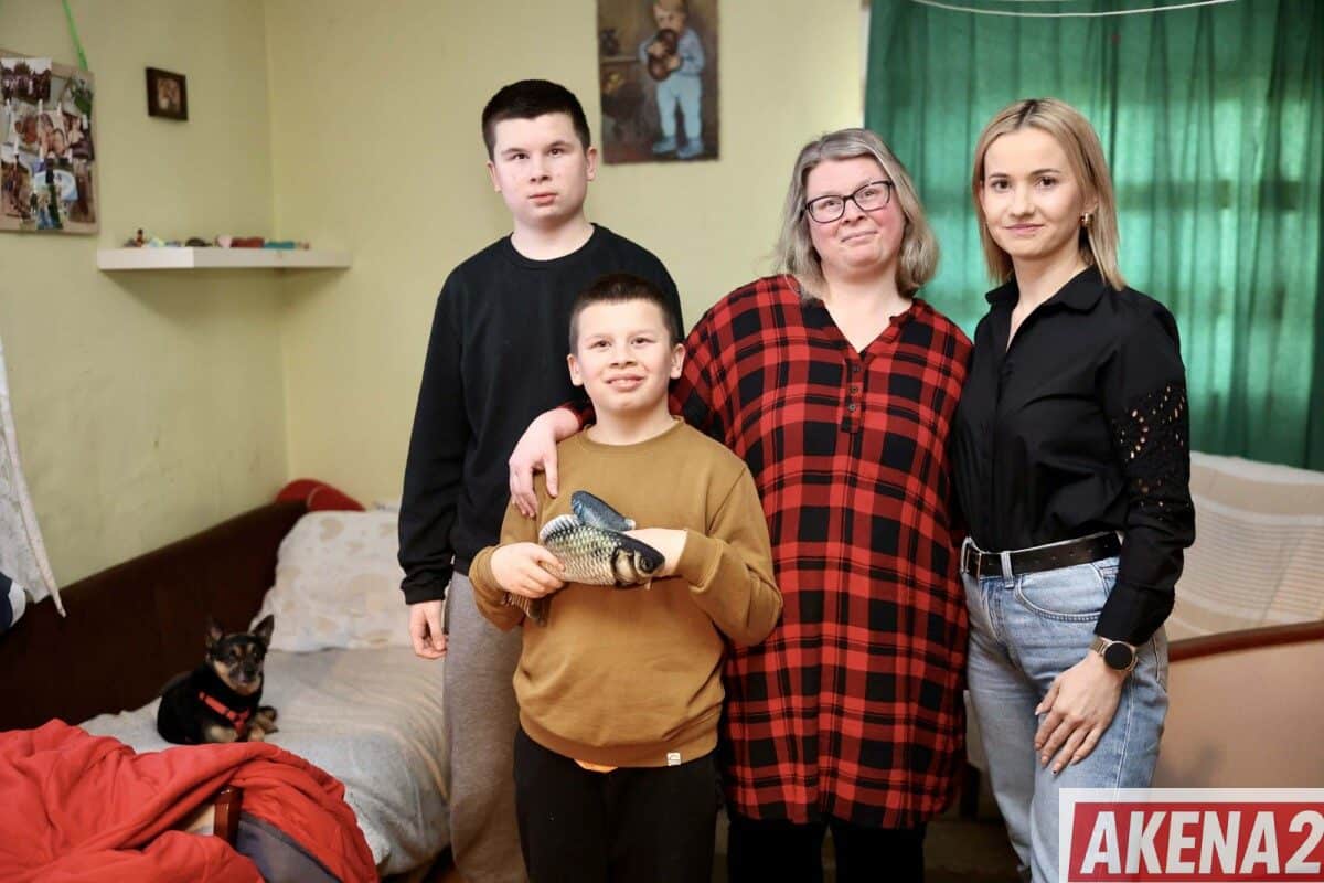 Jedna osoba przerwała ciszę. Reszta dołączyła